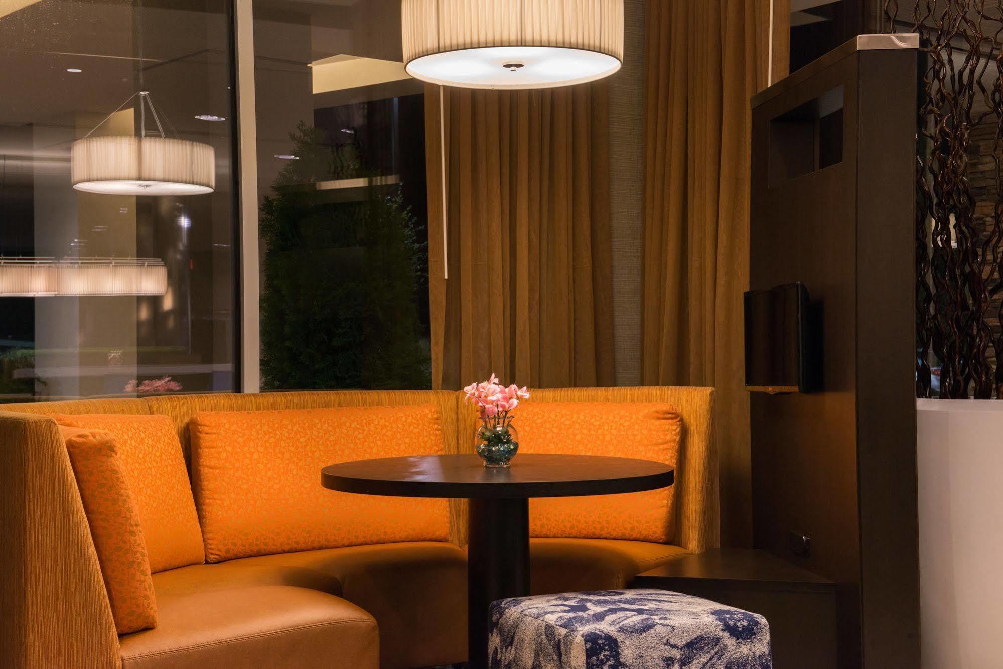 Courtyard By Marriott Hot Springs Hotel Екстериор снимка